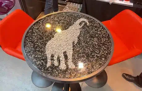 Design et fabrication d'un mange debout personnalisé (Résine Epoxy) par Bubbl'com